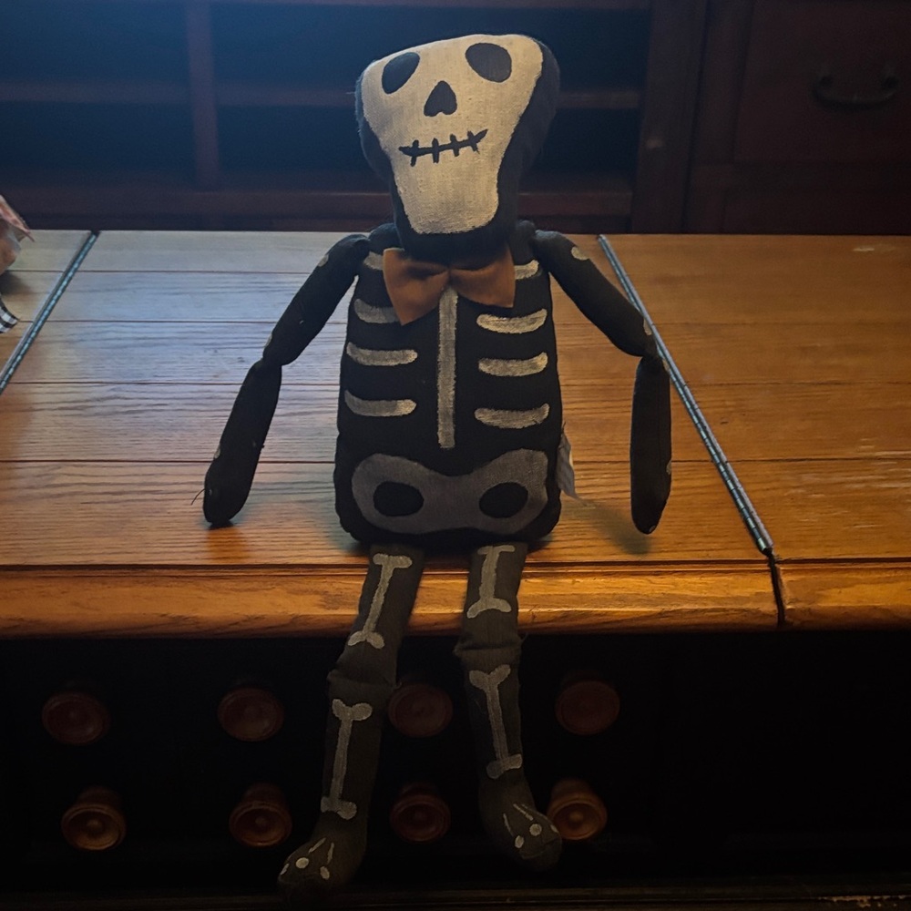 Shelf sitter skeleton